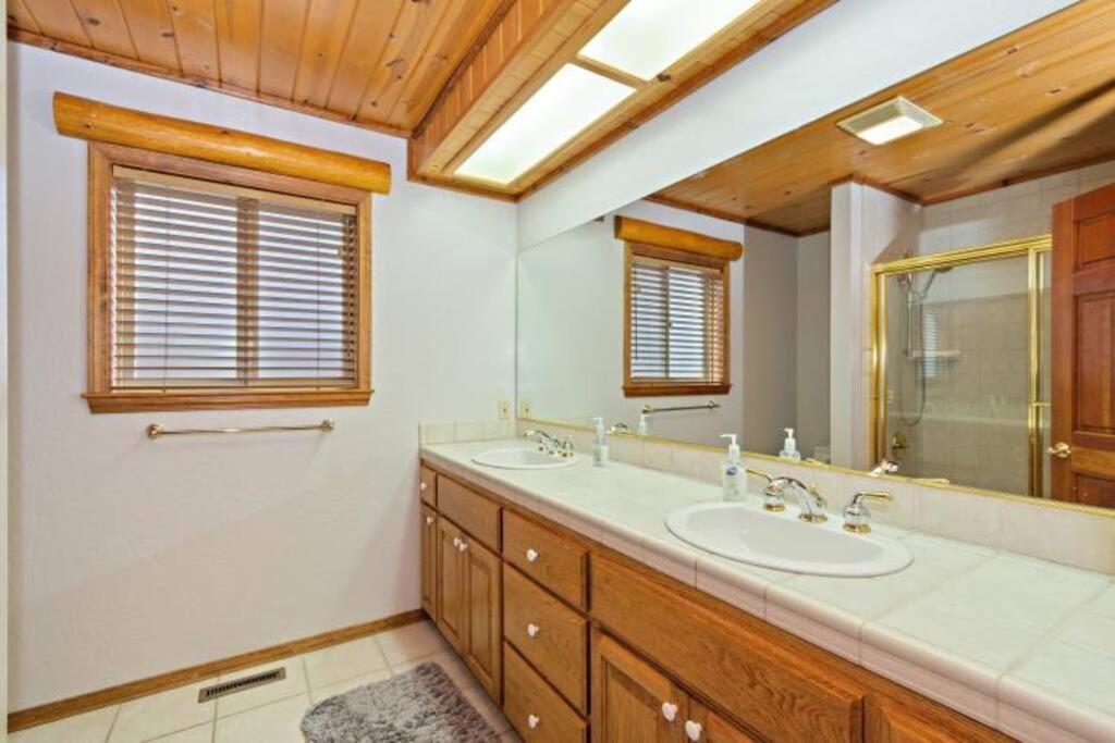 Custom Single Story Cabin With Jacuzzi Pool Table & Big Game Room With Arcade Games Big Bear Lake Dış mekan fotoğraf
