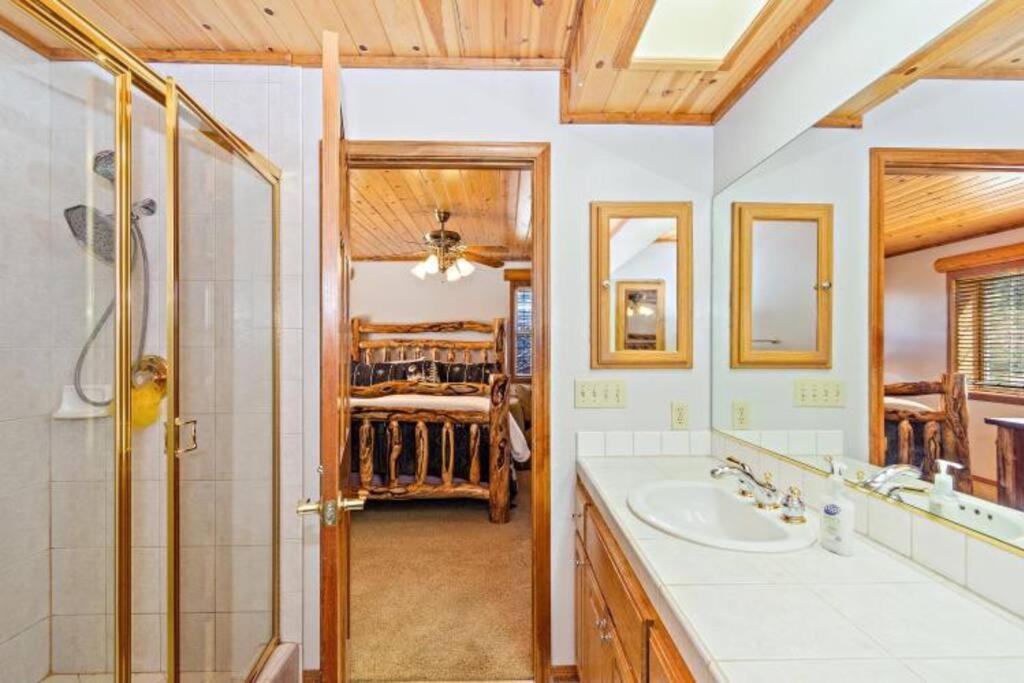 Custom Single Story Cabin With Jacuzzi Pool Table & Big Game Room With Arcade Games Big Bear Lake Dış mekan fotoğraf